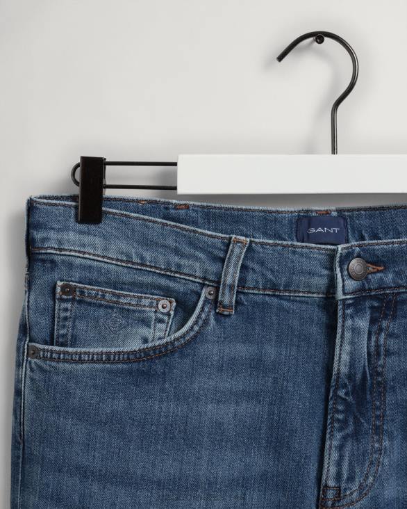 blugi arley cu ajustare regulată 888T414 albastru mijlociu purtat în GANT bărbați