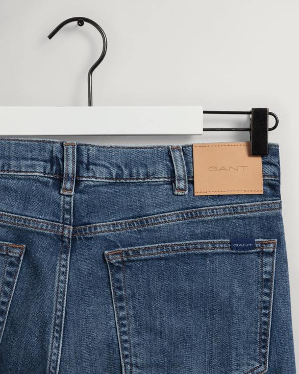 blugi arley cu ajustare regulată 888T414 albastru mijlociu purtat în GANT bărbați