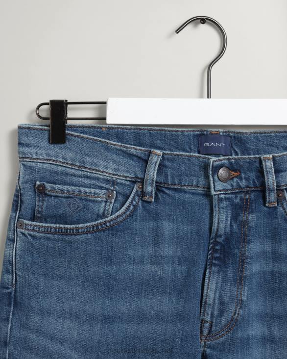 blugi hayes slim fit 888T402 albastru mijlociu purtat în GANT bărbați