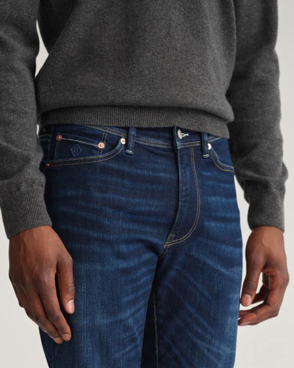 blugi maxen extra slim fit active-recover 888T422 albastru închis purtat în GANT bărbați